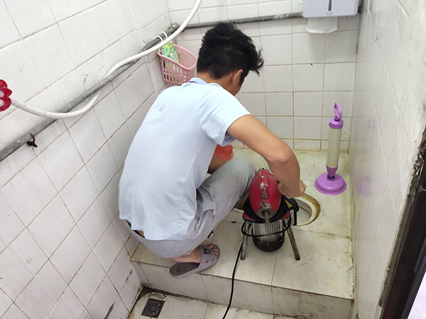 净潭乡管道堵塞冒臭气 专业师傅现场解决问题