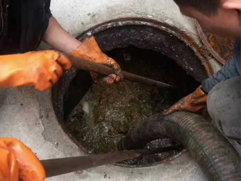 净潭乡清理化粪池时如何避免沼气的危害?